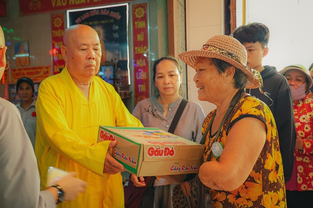 Trao quà đến các hoàn cảnh khó khăn