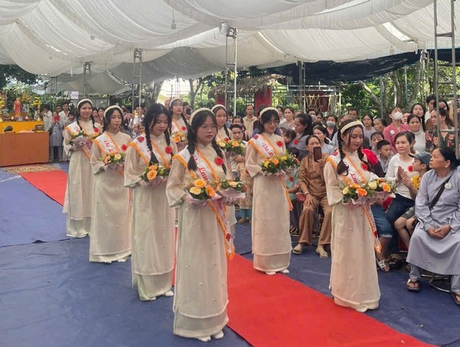 Các em thiếu nhi dâng hoa cúng dường