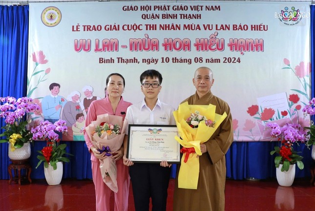 Bạn Lê Đặng Tấn Phát cùng mẹ tham gia nhận giải