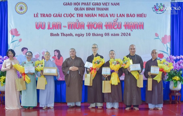 Tặng hoa tri ân Ban Giám khảo cuộc thi