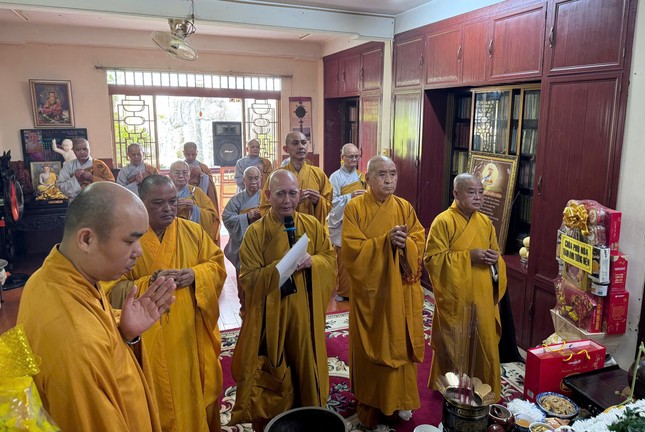 Chư tôn đức thắp hương tưởng niệm Chư tôn đức thắp hương tưởng niệm