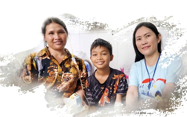 Chị Lê Thị Mai, Chủ nhiệm Câu lạc bộ Nét Chữ Xinh tại Bệnh viện Nhi đồng 2 là "bạn đồng hành" xuyên suốt trong 5 năm qua của 3 mẹ con chị Rlang Boel Chị Lê Thị Mai, Chủ nhiệm Câu lạc bộ Nét Chữ Xinh tại Bệnh viện Nhi đồng 2 là "bạn đồng hành" xuyên suốt trong 5 năm qua của 3 mẹ con chị Rlang Boel