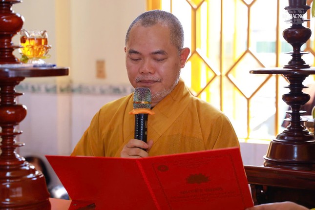 Thượng tọa Thích Quảng Pháp đọc quyết định bổ nhiệm trụ trì chùa Vạn Đức (Q.Bình Thạnh)