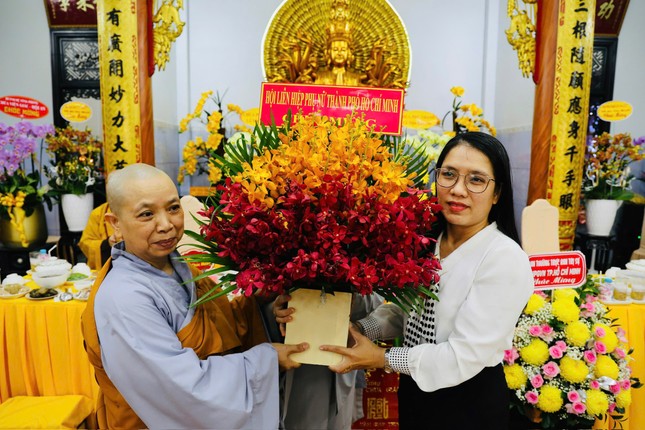 Ni sư tân trụ trì đón nhận những lẵng hoa, khánh vàng chúc mừng
