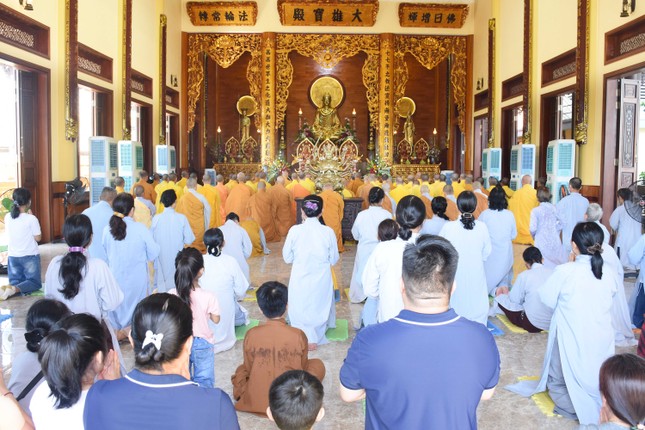 Khóa lễ tụng kinh tại chánh điện chùa Hòa An