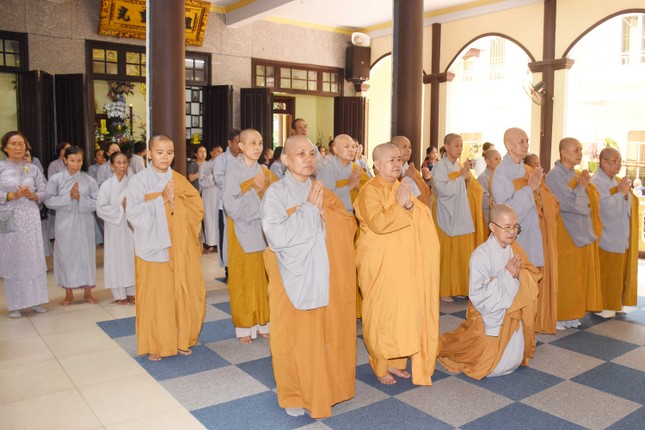 Chư Ni tham dự lễ