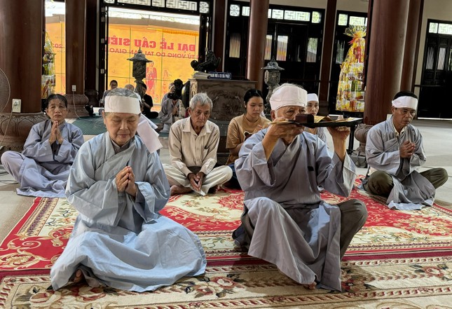 Ông Cao Huy Hóa đội sớ cầu nguyện ngày chung thất của cố Giáo sư Cao Huy Thuần Ông Cao Huy Hóa đội sớ cầu nguyện ngày chung thất của cố Giáo sư Cao Huy Thuần