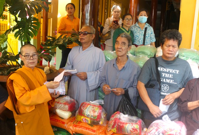 Ni sư Thích nữ Anh Liên trao quà đến người khiếm thị Ni sư Thích nữ Anh Liên trao quà đến người khiếm thị