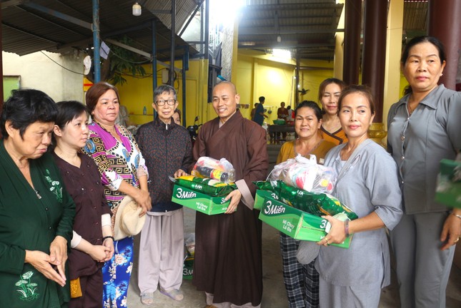 Chùa Đông Phước trao 100 phần quà đến bà con nghèo Chùa Đông Phước trao 100 phần quà đến bà con nghèo