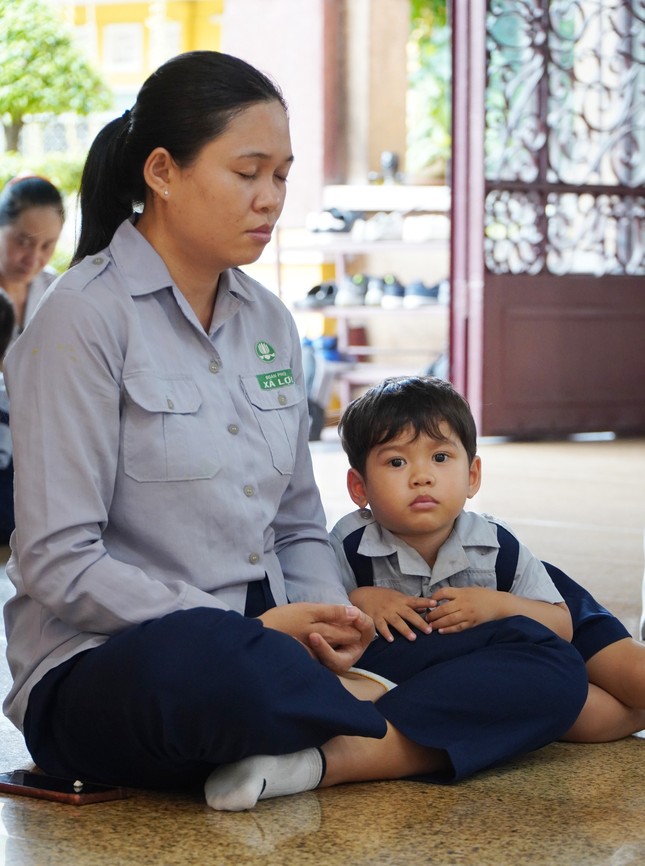Chị Diệu Hoa và con U Sơn Nguyên trong giờ ngồi thiền Chị Diệu Hoa và con U Sơn Nguyên trong giờ ngồi thiền