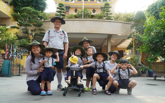 Các em “Sen non” và các anh chị huynh trưởng Các em “Sen non” và các anh chị huynh trưởng