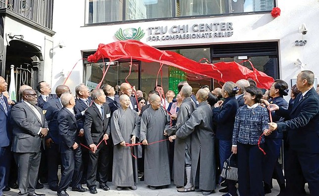 Từ Tế không chỉ dừng lại ở việc cứu trợ thiên tai và hỗ trợ y tế, mà tổ chức này còn thực hiện nhiều dự án giáo dục và môi trường trên toàn cầu Từ Tế không chỉ dừng lại ở việc cứu trợ thiên tai và hỗ trợ y tế, mà tổ chức này còn thực hiện nhiều dự án giáo dục và môi trường trên toàn cầu