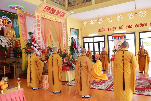 Chư tôn đức cử hành khóa lễ cúng ngọ Chư tôn đức cử hành khóa lễ cúng ngọ