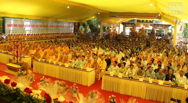 Chư tôn đức Tăng Ni, đại biểu, thân nhân các nạn nhân tử vong do tai nạn giao thông và Phật tử tham dự lễ