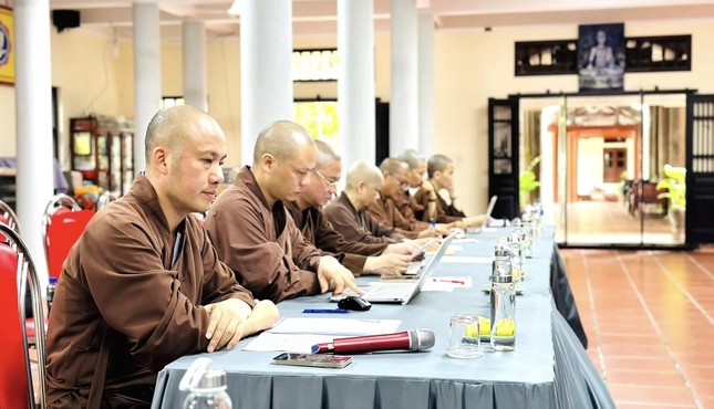 Chư Tăng tham dự phiên họp Chư Tăng tham dự phiên họp