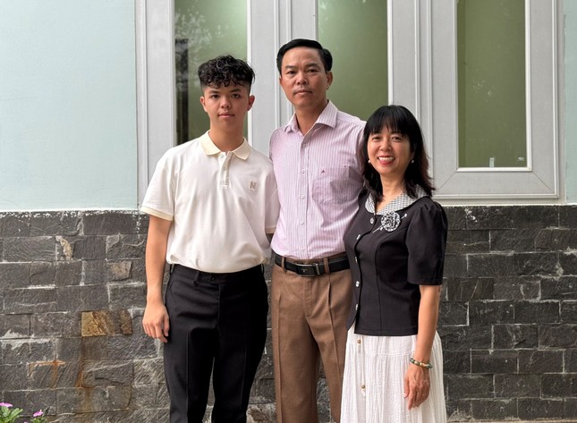 Gia Huy bên cạnh ba, mẹ Gia Huy bên cạnh ba, mẹ