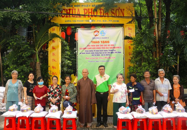 Thượng tọa Thích Phước Thành trao quà, chia sẻ khó khăn với người dân địa phương