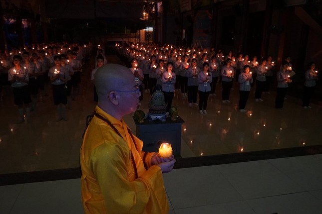 Cùng nhau thắp sáng ngọn lửa Từ bi và Trí tuệ Cùng nhau thắp sáng ngọn lửa Từ bi và Trí tuệ