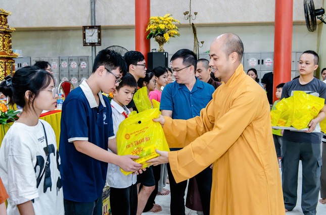 Đại đức Thích Nguyên Phong, Chánh Thư ký Ban Trị sự GHPGVN tỉnh Thanh Hóa trao quà đến các em học sinh