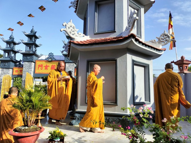 Chư tôn đức nhiễu pháp cố Thượng tọa Thích Phước Lạc trong khuôn viên chùa Pháp Hoa Chư tôn đức nhiễu pháp cố Thượng tọa Thích Phước Lạc trong khuôn viên chùa Pháp Hoa