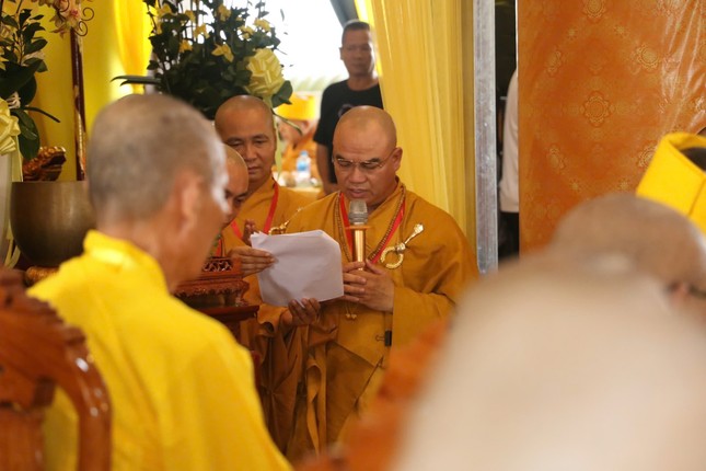 Thượng tọa Thích Tĩnh Triệt cung tuyên tiểu sử Hòa thượng Thích Chơn Minh