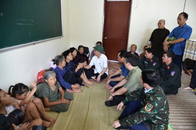 Phó Thủ tướng Hồ Đức Phớc thăm hỏi người dân đang sơ tán tại chùa Tây Phúc do mưa lũ ở Thái Nguyên - Ảnh: VGP