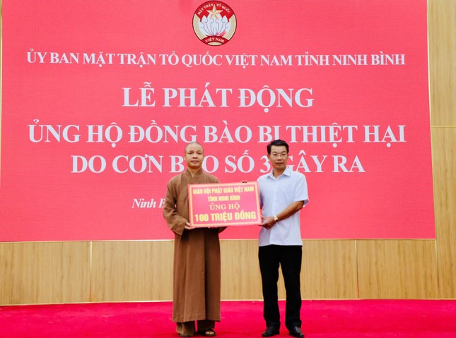 Thượng tọa Thích Minh Quang, Trưởng ban Trị sự GHPGVN tỉnh Ninh Bình trao bảng tượng trưng ủng hộ số tiền 100 triệu đồng đến đồng bào bị thiệt hại do bão lũ Thượng tọa Thích Minh Quang, Trưởng ban Trị sự GHPGVN tỉnh Ninh Bình trao bảng tượng trưng ủng hộ số tiền 100 triệu đồng đến đồng bào bị thiệt hại do bão lũ