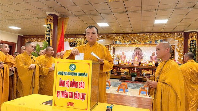 Chư Tăng quyên góp ủng hộ đồng bào bị thiên tai bão lụt Chư Tăng quyên góp ủng hộ đồng bào bị thiên tai bão lụt