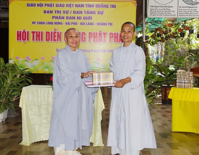 Ni trưởng Thích nữ Thông Mẫn trao giải nhì đến Sư cô Thích nữ Hạnh Quang