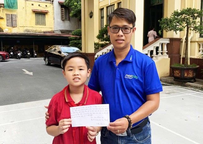 Cháu Đào Minh Đức cùng bố đến Ủy ban Trung ương MTTQVN để ủng hộ đồng bào bị bão lũ Cháu Đào Minh Đức cùng bố đến Ủy ban Trung ương MTTQVN để ủng hộ đồng bào bị bão lũ