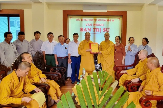 Hòa thượng Thích Thọ Lạc trao quyết định bổ nhiệm trụ trì chùa Giáp Vinh đến Đại đức Thích Quảng Tiến Nhẫn