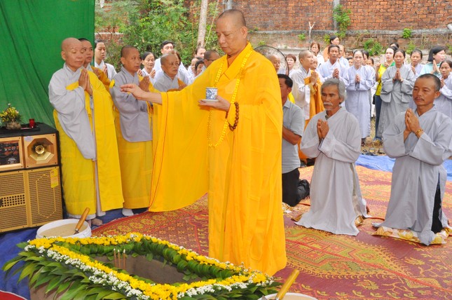 Hòa thượng Thích Phước Minh cử hành nghi thức sái tịnh