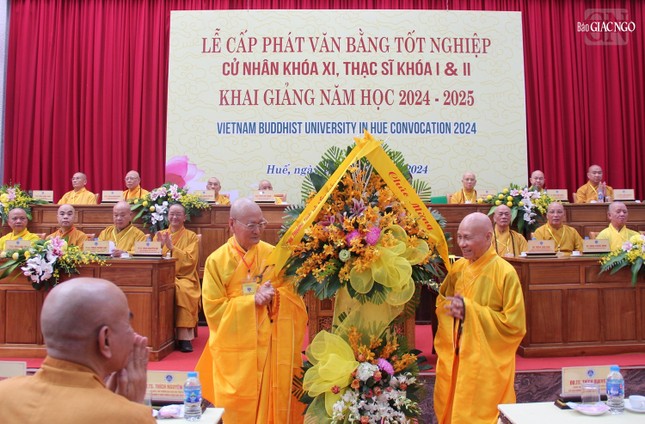 Trưởng lão Hòa thượng Thích Giác Quang tặng lẵng hoa chúc mừng của Ban Thường trực Hội đồng Chứng minh Trưởng lão Hòa thượng Thích Giác Quang tặng lẵng hoa chúc mừng của Ban Thường trực Hội đồng Chứng minh