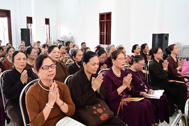 Phật tử tham dự buổi lễ đồng tụng thời kinh cầu nguyện Phật tử tham dự buổi lễ đồng tụng thời kinh cầu nguyện