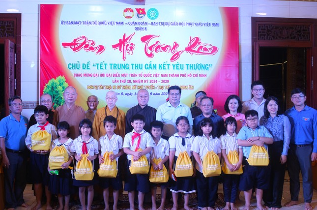 Trao quà Trung thu đến các em thiếu nhi Trao quà Trung thu đến các em thiếu nhi