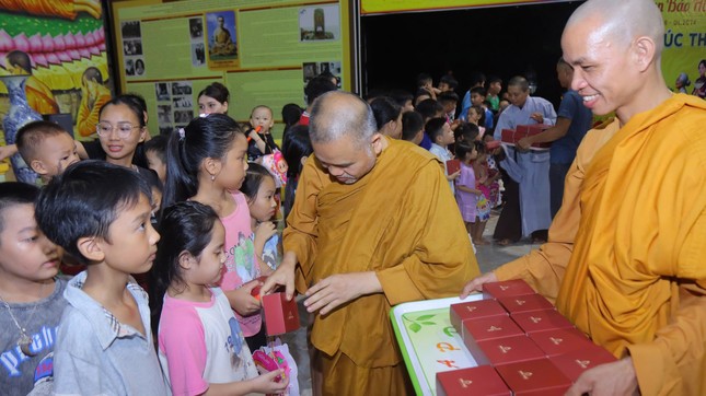 Thượng tọa Thích Giác Hoàng tặng bánh Trung thu cho các em Thượng tọa Thích Giác Hoàng tặng bánh Trung thu cho các em