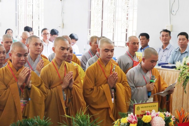 Đại diện Tăng Ni sinh dâng lời tác bạch Đại diện Tăng Ni sinh dâng lời tác bạch