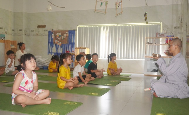 Các em tập nghe chuông - Ảnh: ND