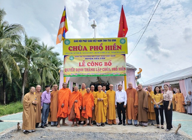 Chư tôn đức thượng bảng chùa Phổ Hiền và chụp ảnh lưu niệm