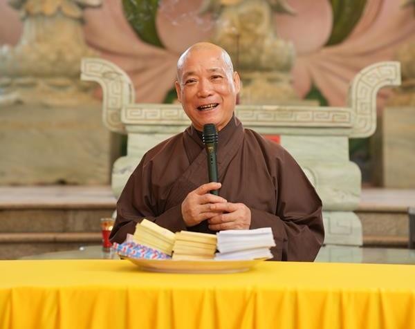 Hòa thượng Thích Bảo Nghiêm phát biểu chia sẻ, động viên bà con cố gắng nỗ lực, vượt qua khó khăn