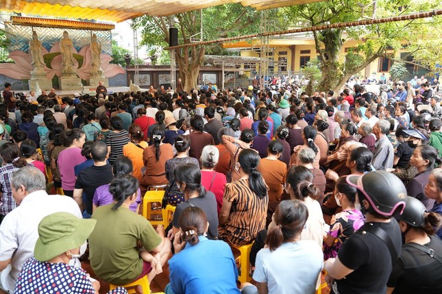 Người dân đến nhận quà tại chùa Tùng Lâm Ngọc Am - trụ sở Ban Trị sự GHPGVN tỉnh Yên Bái (P.Hồng Hà, TP.Yên Bái)