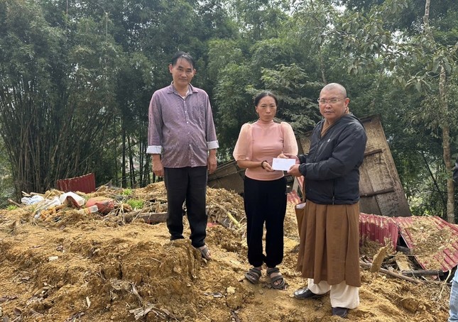 Tại Lào Cai, Thượng tọa Thích Quảng Cao trao tiền hỗ trợ đến đại diện gia đình của nạn nhân bị thiệt mạng do thiên tai, chỉ còn lại 1 em bé 3 tuổi Tại Lào Cai, Thượng tọa Thích Quảng Cao trao tiền hỗ trợ đến đại diện gia đình của nạn nhân bị thiệt mạng do thiên tai, chỉ còn lại 1 em bé 3 tuổi