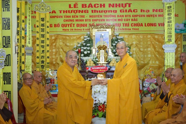 Thượng tọa Thích Minh Phong trao con dấu chùa Long Viên để Đại đức Thích Tánh Nhàn lưu giữ