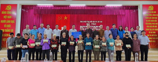 Trao quà đến các hộ dân tại xã An Sinh, H.Đông Triều, Quảng Ninh Trao quà đến các hộ dân tại xã An Sinh, H.Đông Triều, Quảng Ninh