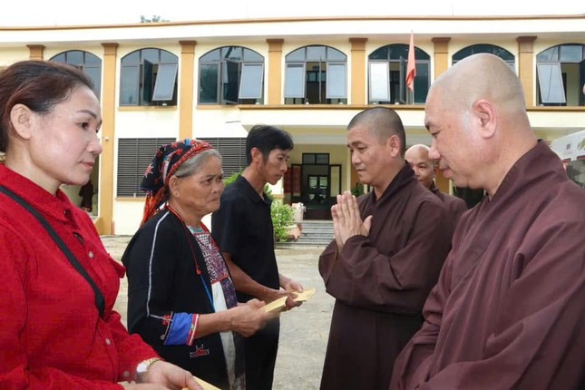 Chia sẻ với bà con Chia sẻ với bà con