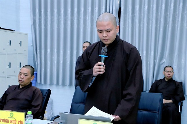 Đại đức Thích Huệ Nghiêm báo cáo chi tiết công tác chuẩn bị cho khóa bồi dưỡng