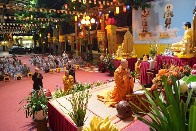 Tối ngày 3-10 (mùng 1-9-Giáp Thìn), Hòa thượng trụ trì Thích Bảo Nghiêm cùng chư Tăng bản tự đã làm lễ sái tịnh đàn tràng