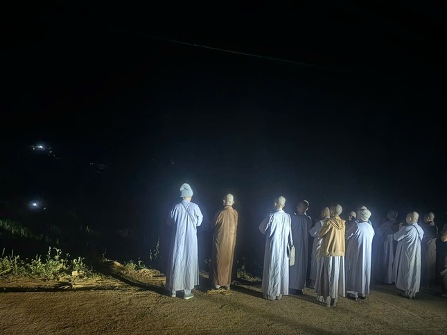 Chư Ni tụng kinh cầu nguyện cho hương linh những nạn nhân bị thiệt mạng do lũ quét tại làng Nủ