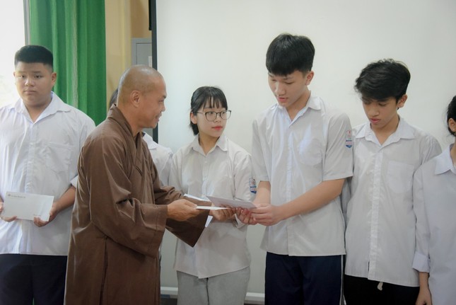 Trao quà đến các em học sinh Trường THPT Lê Quý Đôn Trao quà đến các em học sinh Trường THPT Lê Quý Đôn