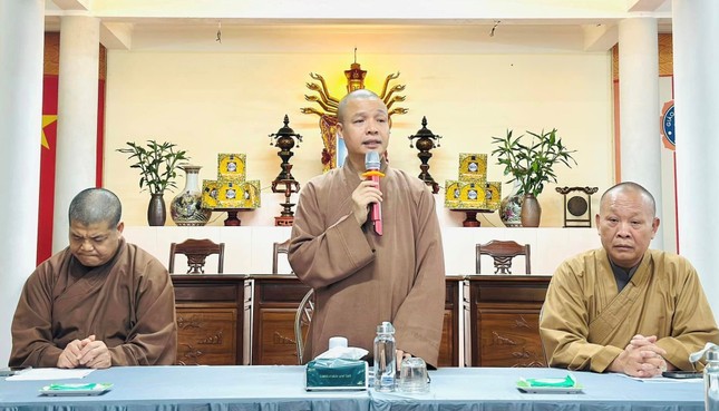 Thượng tọa Thích Minh Quang chủ trì phiên họp